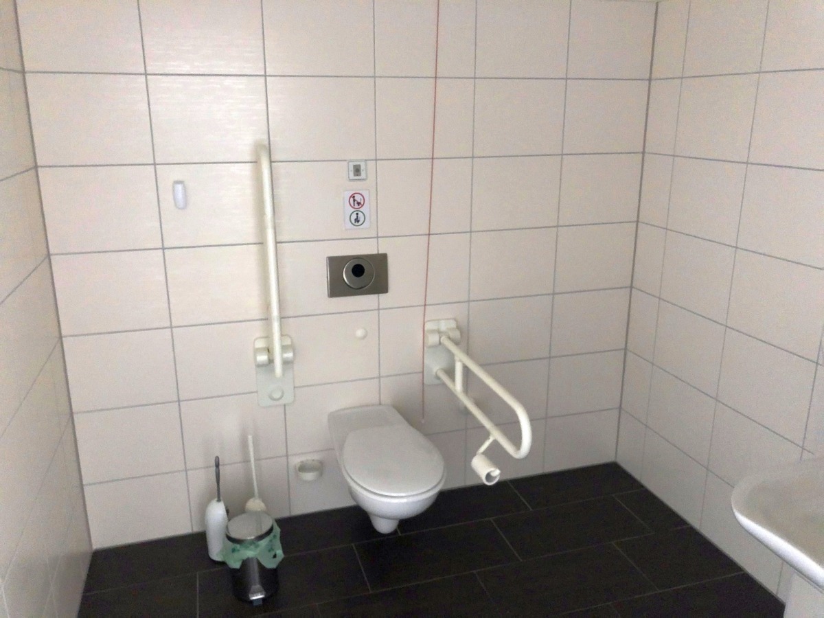 Vorschau von Toilette - Behindertengerecht mit Waschbecken